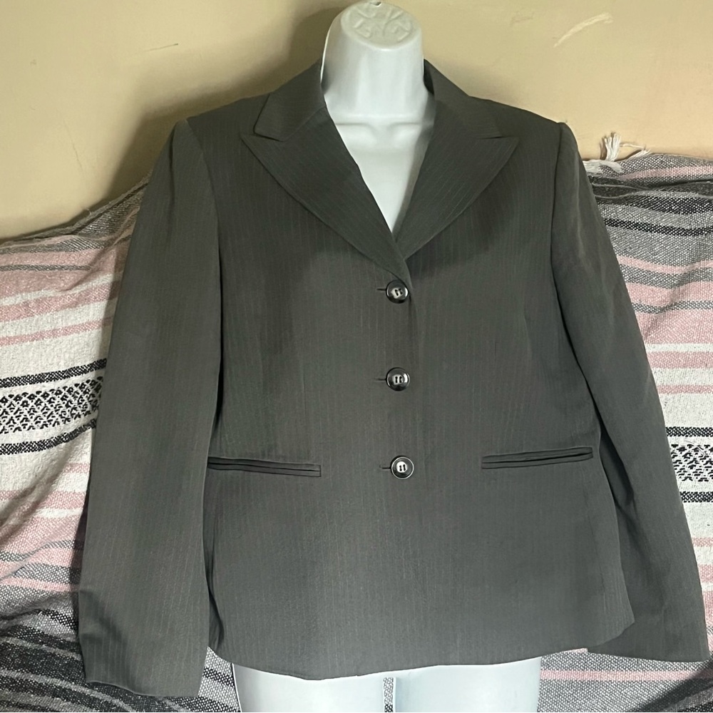 Kasper Gray Blazer with Notched Lapels and Tailored Fit